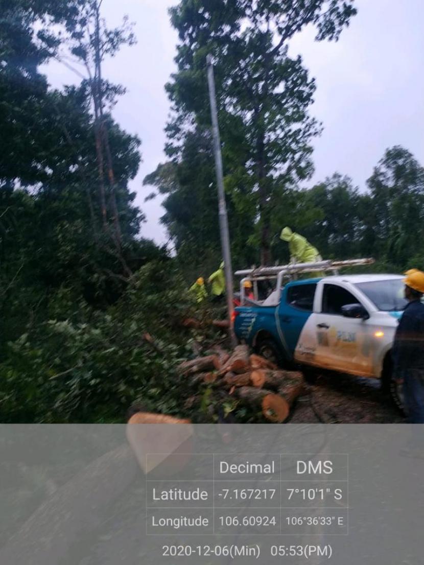 Memasuki hari ketiga penanganan bencana akibat cuaca ekstrim di Beberapa Wilayah Jawa Barat.  Yakni Garut, Tasikmalaya, Sukabumi, Cimahi, Cianjur dan Purwakarta. PLN Jawa Barat telah berhasil memulihkan 100 persen untuk Wilayah Cimahi, Purwakarta dan Tasikmalaya. PLN Unit Induk Distribusi Jawa Barat masih terus bersungguh-sungguh menormalkan 329 gardu tersisa dari 7.155 gardu terdampak.