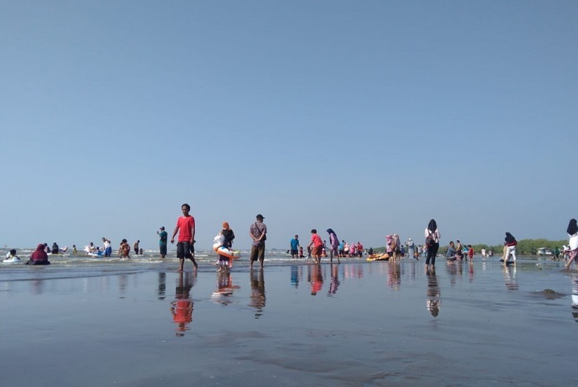 Tingkat kunjungan wisatawan di Pantai Karangsong, Kecamatan dan Kabupaten Indramayu, justru sepi di hari kedua libur panjang, Kamis (29/10) (Foto: Pantai Karangsong)