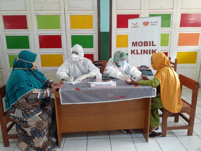 Memasuki pekan terakhir bulan Oktober, Mobil Klinik Wuling Motors dan Rumah Zakat kembali bergerak ke Kampung Sumurwangi yang berbatasan dengan wilayah Kabupaten Bogor untuk melaksanakan kegiatan aksi siaga sehat bagi masyarakat.