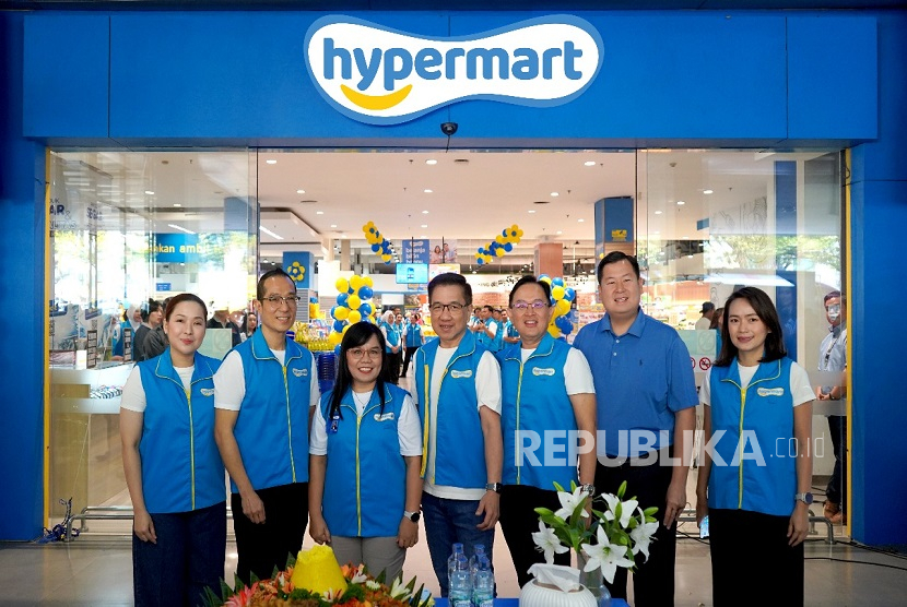 Memasuki usia ke-21, Hypermart resmi meluncurkan identitas baru yang lebih segar dan hangat. Rebranding ini ditandai dengan peresmian logo baru serta kampanye besar bertajuk Belanja Bikin Happy yang berfokus menghadirkan pengalaman belanja menyenangkan bagi pelanggan, khususnya para ibu sebagai mayoritas pengunjung Hypermart.
