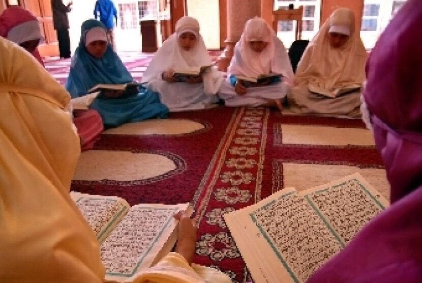 Liburan, Kelurahan Tugu Gelar Program Kampung Quran. Foto: Ilustrasi: Membaca Alquran.