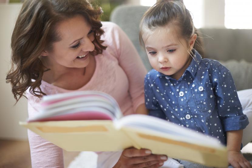 Anak membaca buku (ilustrasi). Cinta membaca bisa diajarkan pada anak sejak dari dalam kandungan