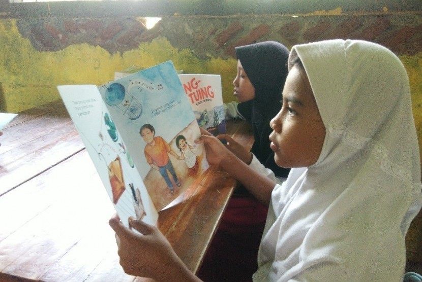 Membaca buku (ilustrasi). Pemerintah Kabupaten Batang, Jawa Tengah, akan menginisiasi gerakan hibah satu orang satu buku sebagai upaya untuk meningkatkan minat masyarakat membaca.