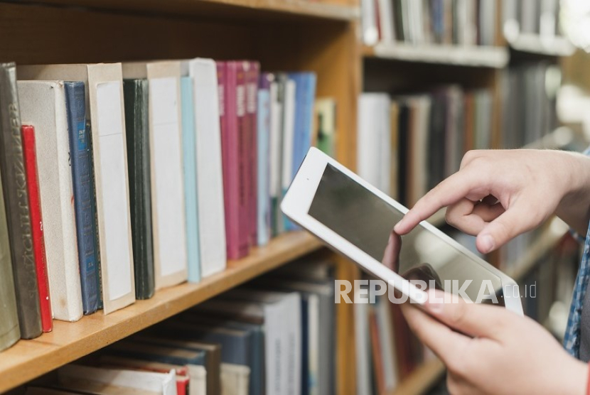 Membaca kini tak lagi terbatas pada halaman fisik; ribuan e-book hadir di layar gawai, cukup dengan sentuhan jari.