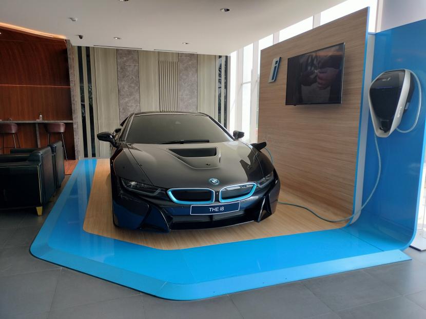 Membaiknya kondisi perekonomian telah mendorong BMW Astra untuk kembali meningkatkan target penjualan BMW di Tanah Air. Tampak kendaraan listrik  BMW i