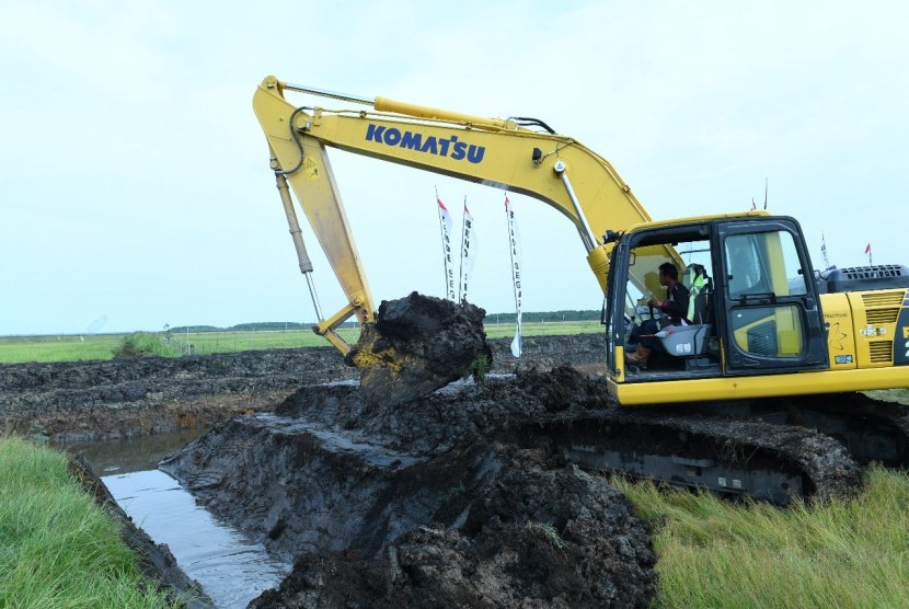 Membajak sawah dengan alsintan (ilsutrasi).