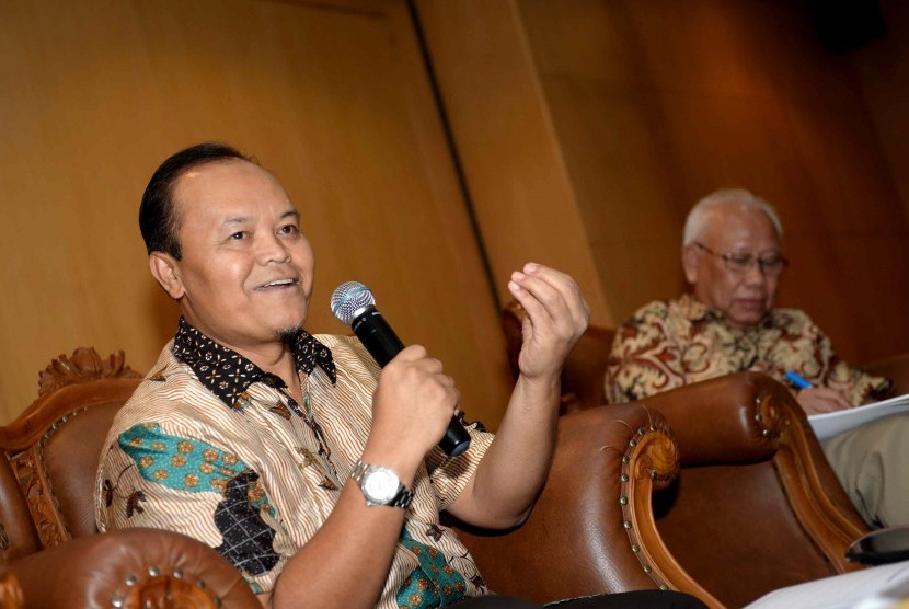 Membangun Komunikasi Politik. (dari kiri) Wakil Ketua MPR RI Hidayat Nur Wahid bersama Ketua Dewan Pers Bagir Manan enjadi pembicara saat diskusi di Komplek Parlemen Senayan, Jakarta, Senin (16/3).