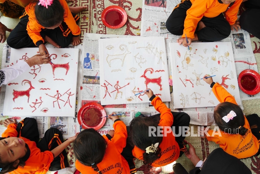 Siswa PAUD mewarnai gambar dengan media batik di Desa Gedangsari, Desa Tegalrejo, Kec. Gedangsari, Kab. Gunungkidul, DI Yogyakarta, Rabu (30/8).