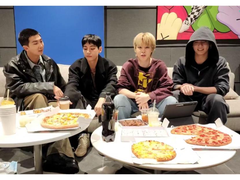 Member BTS saat siaran live di Weverse pada Selasa (5/12/2023) malam. Dari kiri ke kanan yakni RM, V, Jimin, dan Jungkook. Rambut Jimin masih berwarna blonde alias pirang.
