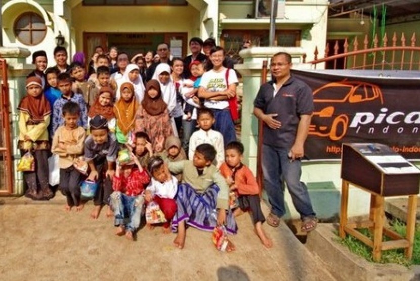 Member PiCA berfoto bersama anak-anak yatim dan dhuafa.
