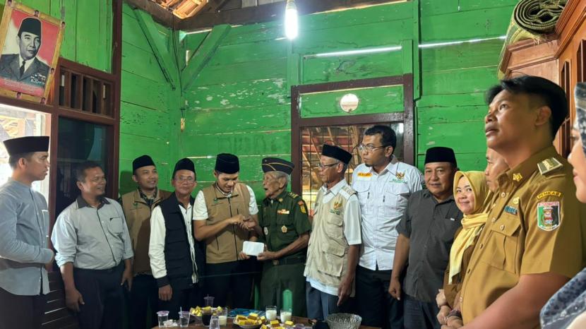 Memberikan santunan sejumlah uang kepada veteran pengusung tandu Jenderal Sudirman Muhammad Amin (114) tahun di Lampung Timur.