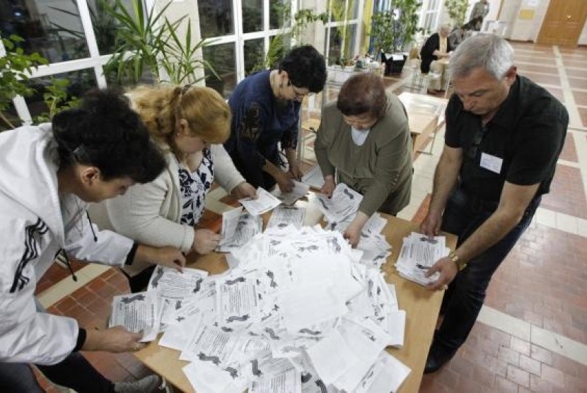 Members of a local election commission sort ballots as they start counting votes of today's referendum on the status of Luhansk region in Luhansk May 11, 2014.