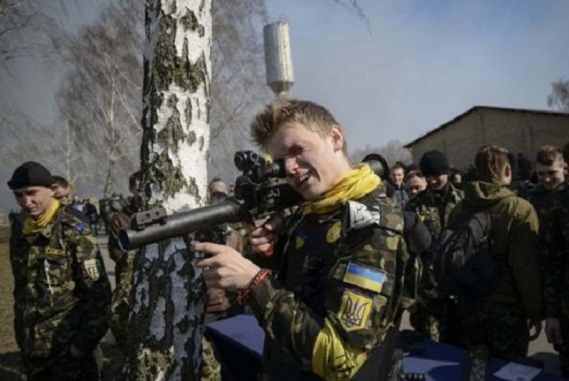 Members of a ''Maidan'' self-defense battalion take part in weapons training at a Ukrainian Interior Ministry base near Kiev March 14, 2014.