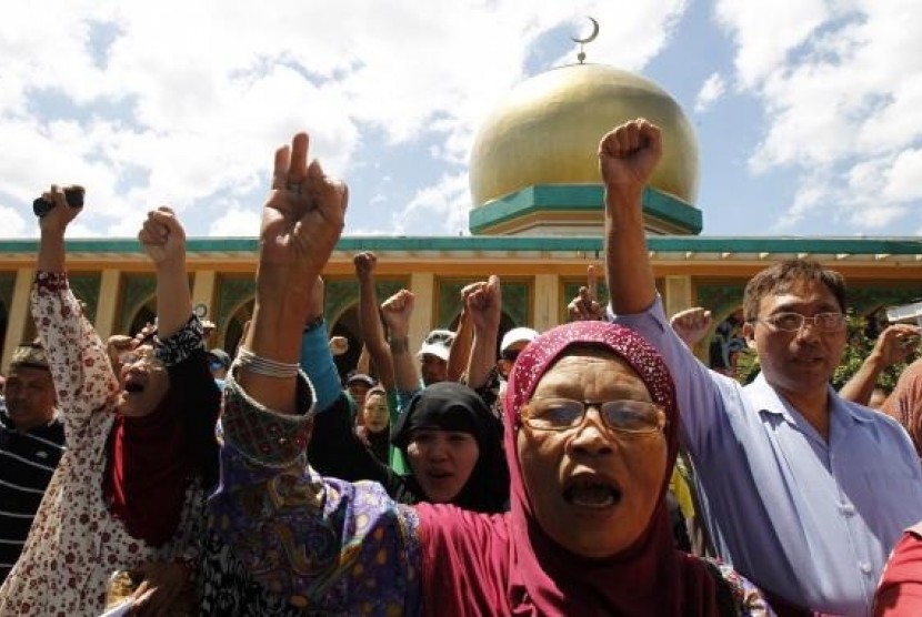 Members of a Muslim group participate in a unity walk before the start of a program to mark the upcoming signing of the final agreement between the Philippine government and Muslim rebels in Manila March 26, 2014.
