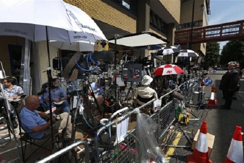 Members of the media wait across St. Mary's Hospital exclusive Lindo Wing in London, Sunday, July 14, 2013, as Britain's Duchess of Cambridge plans to give birth to the new third-in-line to the throne in mid-July.