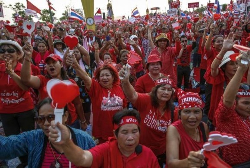 Members of the pro-government ''red shirt'' group take part during a rally in Nakhon Pathom province on the outskirts of Bangkok, April 6, 2014.