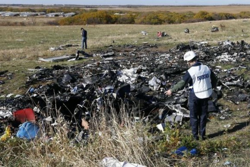 Members of the recovery team work at the site where the downed Malaysia Airlines flight MH17 crashed, near the village of Hrabove (Grabovo) in Donetsk region, eastern Ukraine, October 13, 2014.  