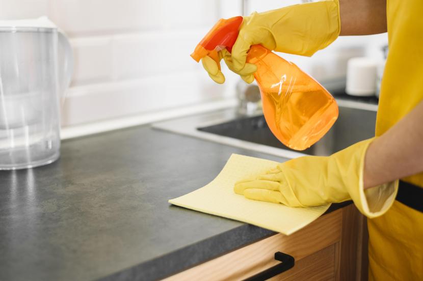 Membersihkan dapur (ilustrasi). Setidaknya ada empat pembersih dapur populer yang dianggap berbahaya bagi kesehatan.