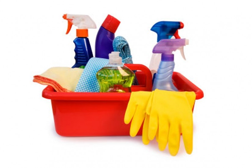 Membersihkan rumah tidak selalu harus dengan alat-alat konvensional. Beberapa bahan di dapur tak kalah manfaatnya.