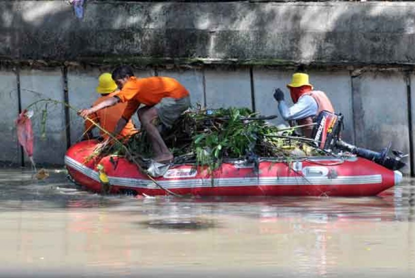 Ilustrasi membersihkan sampah. Petugas gabungan membersihkan sampah di Sungai Cikondang Sukabumi untuk mencegah terjadinya bencana menjelang musim hujan.