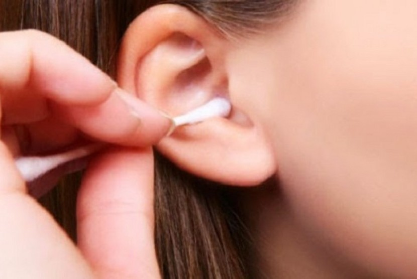 Membersihkan telinga (ilustrasi). Membersihkan telinga dengan cotton bud tidak disarankan karena dapat membahayakan telinga.