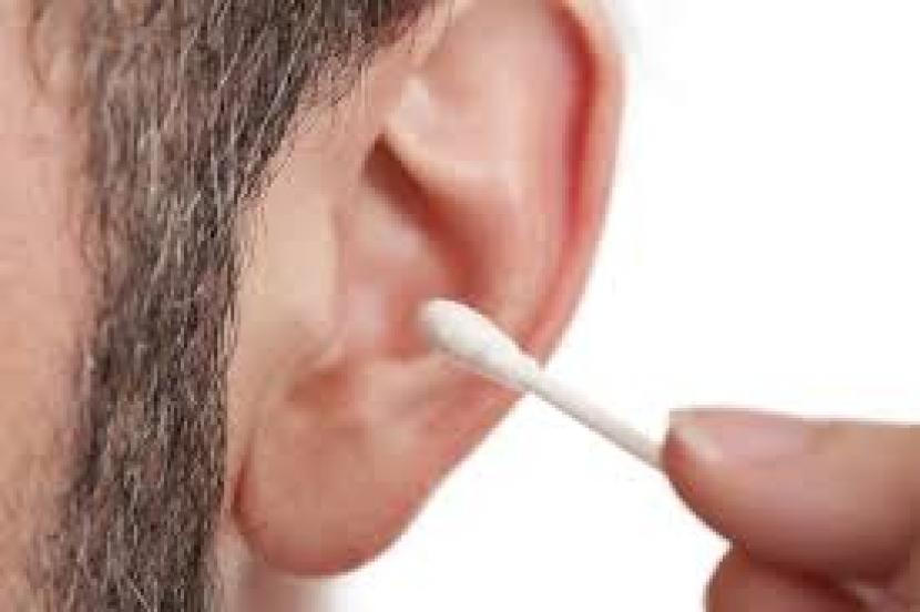 Kesalahan yang masih sering dilakukan saat membersihkan telinga. (ilustrasi)