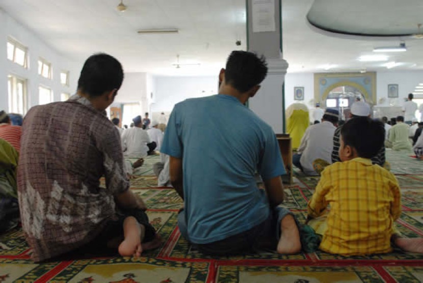 Mendidik anak sholat merupakan kewajiban kedua orang tua. Anak sholat berjamaah di Masjid (Ilustrasi)