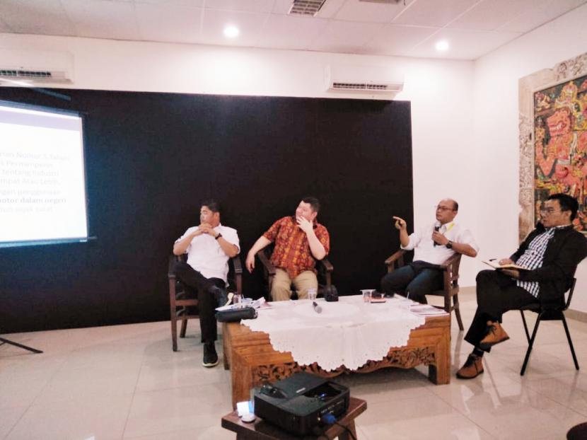 Membicarakan peluang dan tantangan industri otomotif, Ikatan Alumni Airlangga (IKA) Fakultas Hukum Se-Jabodetabek, Selasa (10/3) mengadakan Diskusi dengan tema Industri Otomotif Indonesia: Kebijakan, Prospek dan Tantangan Pengembangannya.