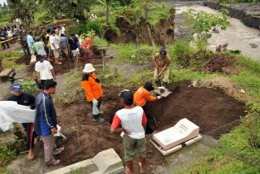 Ingin Melakukan Maksiat Tiba-Tiba Meninggal, Bagaimana Statusnya?. Foto: Menggali kuburan (ilustrasi).