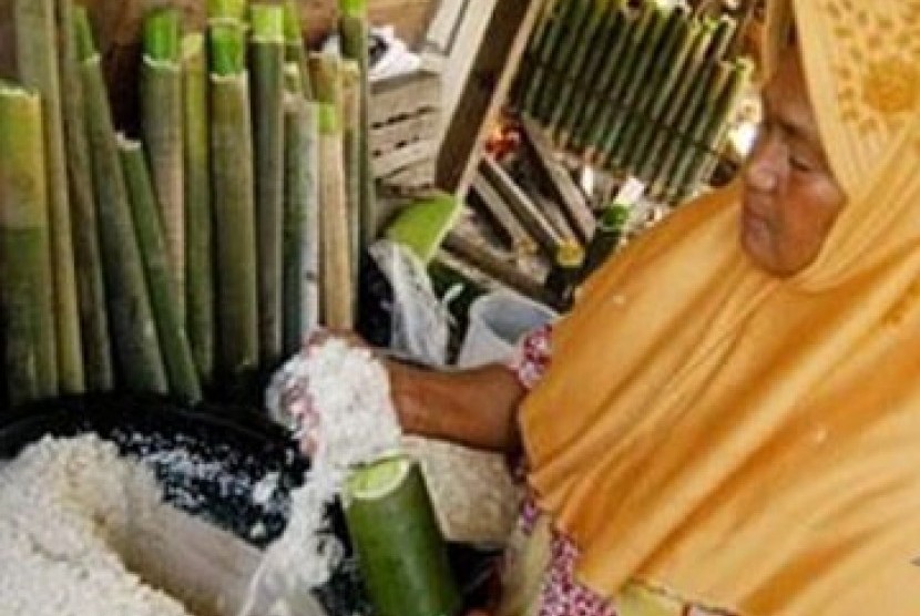 Membuat Lemang Bambu