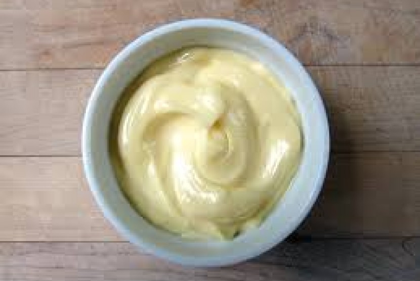 Membuat mayones sendiri tak terlalu sulit. Hanya membutuhkan campuran telur, cuka, dan minyak zaitun.