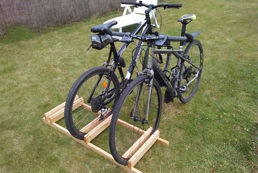 Membuat parkiran sepeda sendiri.