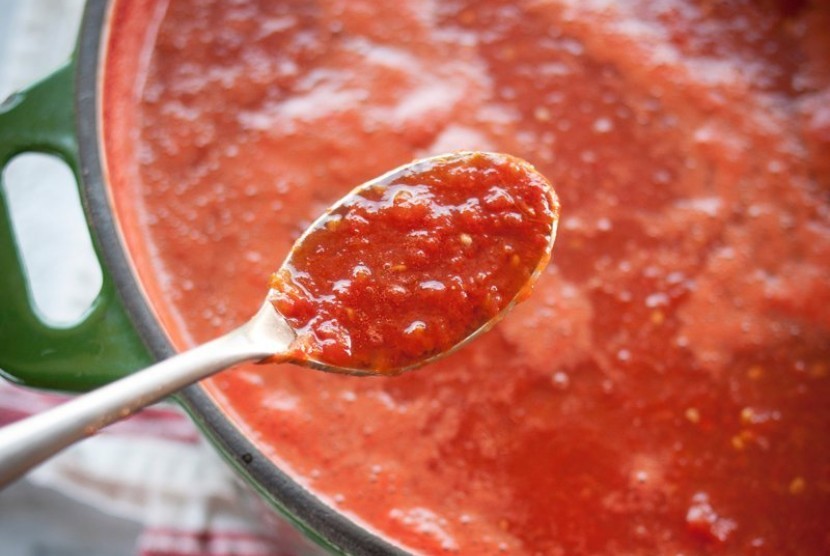 Membuat sendiri saus tomat.
