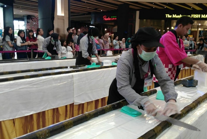 Membuat sushi terpanjang, salah satu rangkaian perayaan HUT pertama Aeon BSD City Store