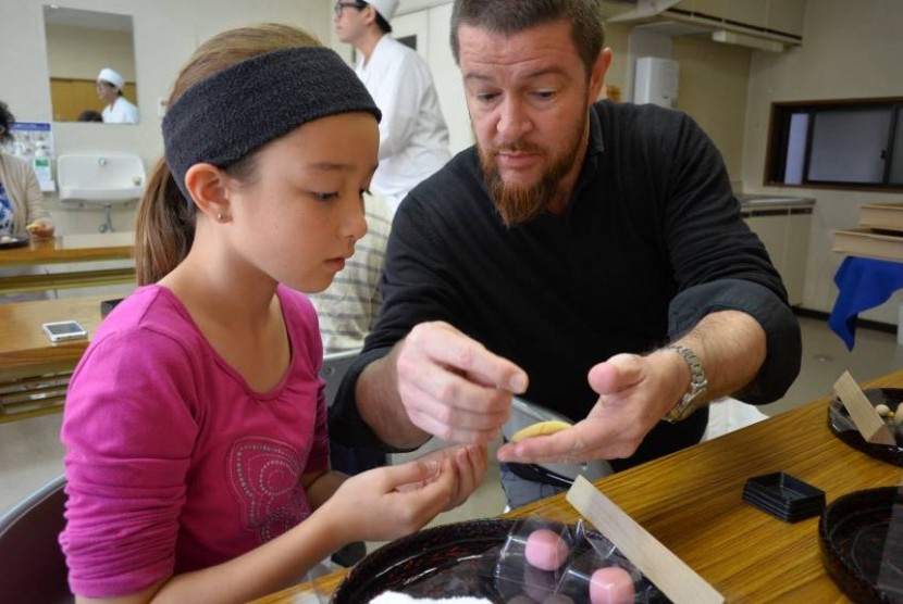 Membuat wagashi (ilustrasi) 