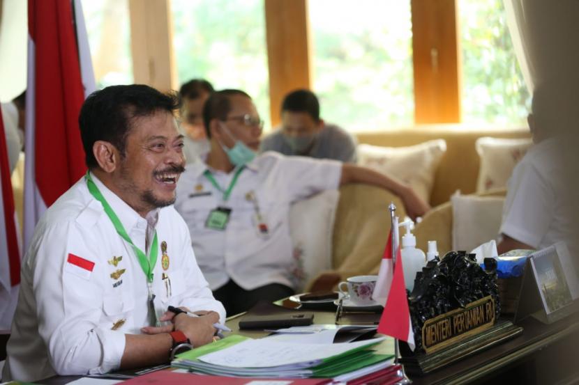 membuka Rapat Koordinasi Komando Strategis Penggilingan Padi (Kostraling), Rabu (22/7) secara teleconference.