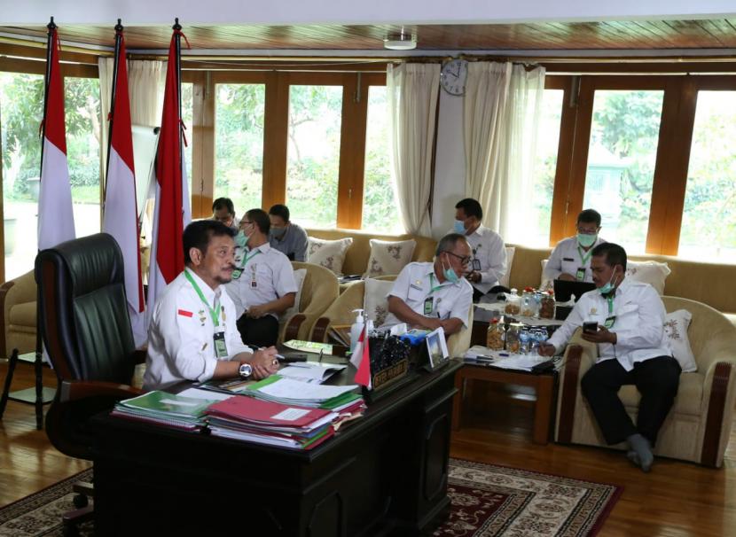 membuka Rapat Koordinasi Komando Strategis Penggilingan Padi (Kostraling), Rabu (22/7) secara teleconference.