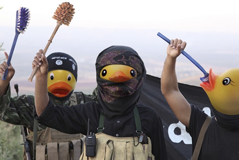 Meme yang mengganti wajah militan ISIS dengan mainan bebek karet.