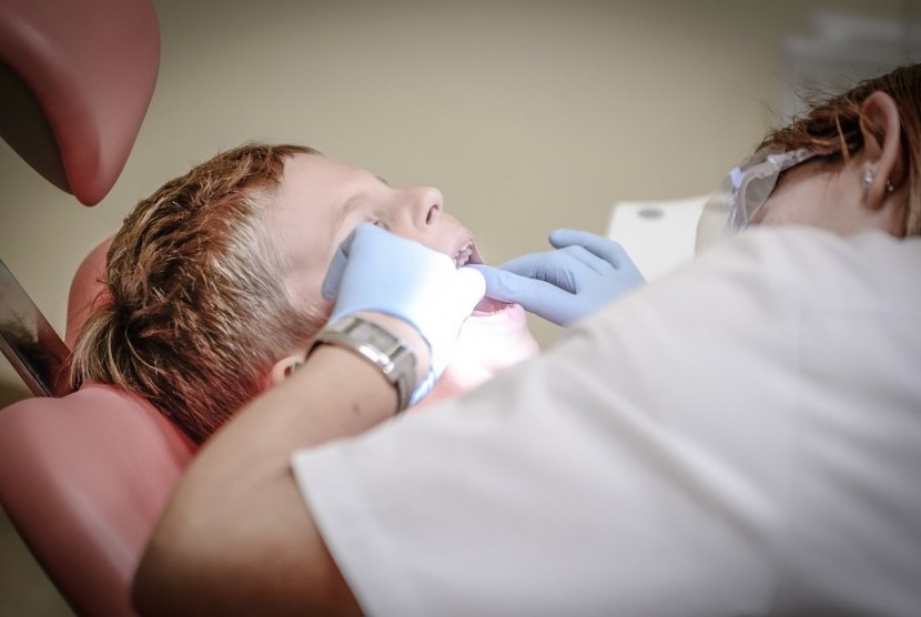 Memeriksakan diri ke dokter gigi sangat penting karena berkaitan dengan kesehatan tubuh secara keseluruhan.