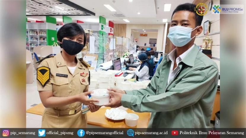 Memeringati hari Gerakan Indonesia Membaca (GIM), Perpustakaan PIP Semarang membagikan cendera mata.