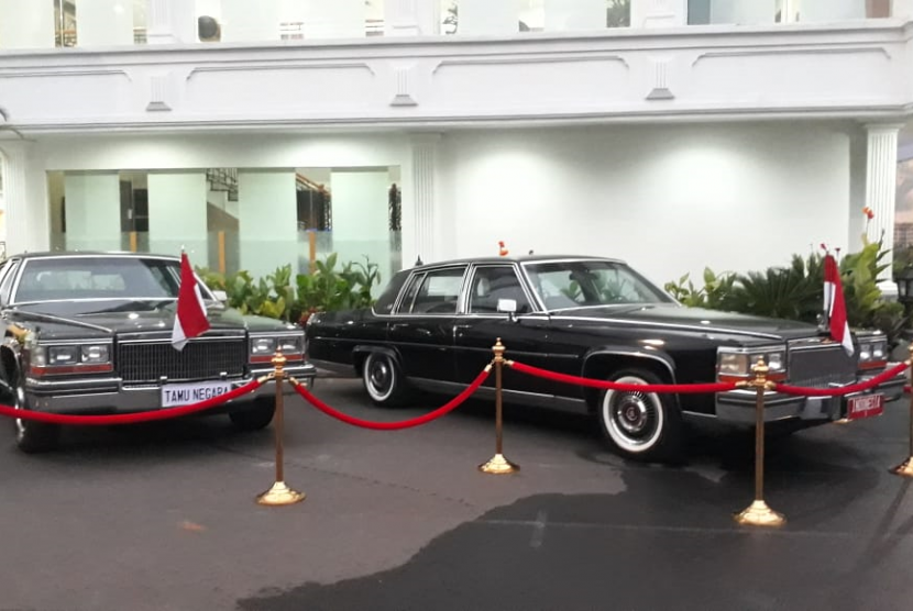 Memeringati HUT RI ke-74, Istana memajang dua  mobil klasik peninggalan masa pemerintahan Presiden Soeharto. Mobil tersebut berjenis Cadillac tahun 1987.  