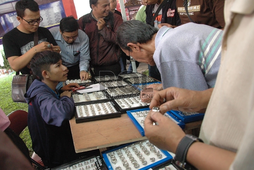  Pengunjung memilih watang atau pengikat batu yang cocok pada pameran batu mulia atau batu akik Gem Stone Festival yang digelar Radio Republik Indonesia (RRI) Bandung, Selasa (24/2).  (Republika/Edi Yusuf)