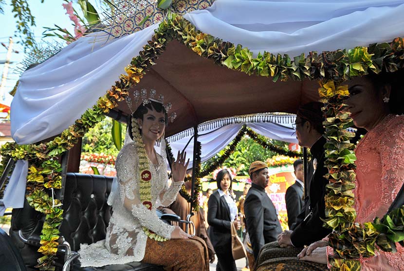 Mempelai wanita Selvi Ananda menggunakan kereta kuda menuju Graha Saba untuk mengikuti prosesi akad nikah dengan putra sulung Presiden Joko Widodo, Gibran Rakabuming Raka, di Solo, Jateng, Kamis (11/6). 