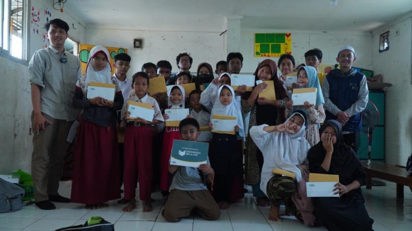 Memperingati 10 Muharam 1445 H, Badan Wakaf Al-Quran (BWA)  memberikan santunan kepada 30 anak yatim yang sedang menempuh pendidikan di Sekolah Master Indonesia, Depok.