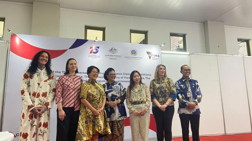 Memperingati 75 tahun Hubungan Diplomatik Australia-Indonesia, tiga desainer fesyen asal Australia berpartisipasi dalam Emerging Designers Bootcamp yang digelar dari tanggal (11/8/2024) sampai (25/8/2024) di Yogyakarta. 