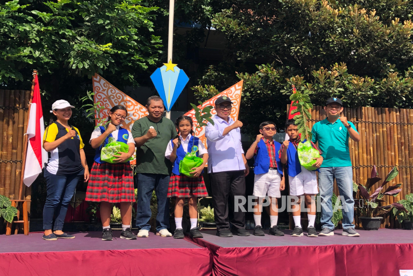 Ratusan Guru Tarakanita Yogyakarta Bersih-Bersih Sungai Winongo dan Tanam Pohon di Sekolah