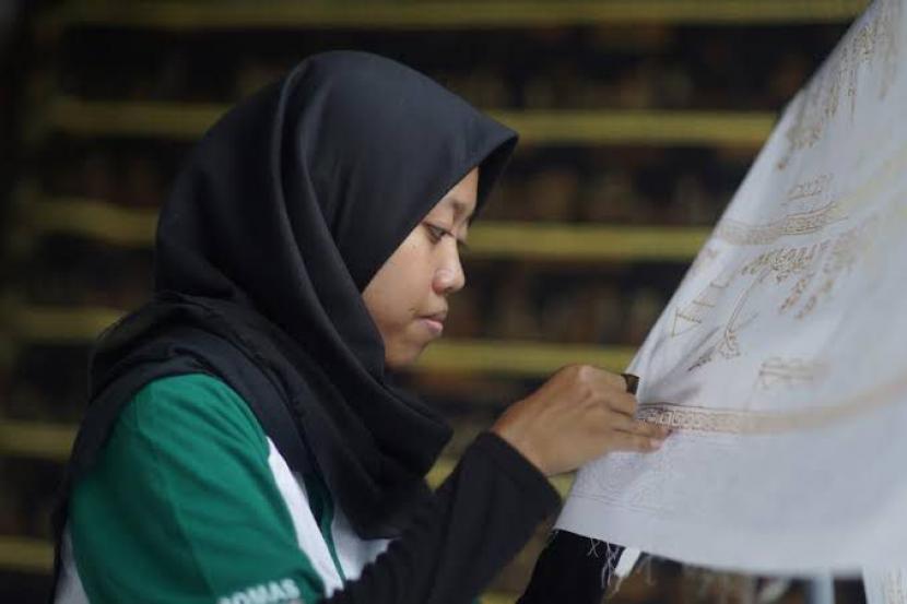 Memperingati Hari Batik Nasional Tahun 2022, PT Pupuk Indonesia (Persero) bersama anak perusahaannya berkomitmen terus mendukung dan memakmurkan Usaha Mikro Kecil dan Menengah (UMKM), khususnya yang bergerak di bidang usaha batik.