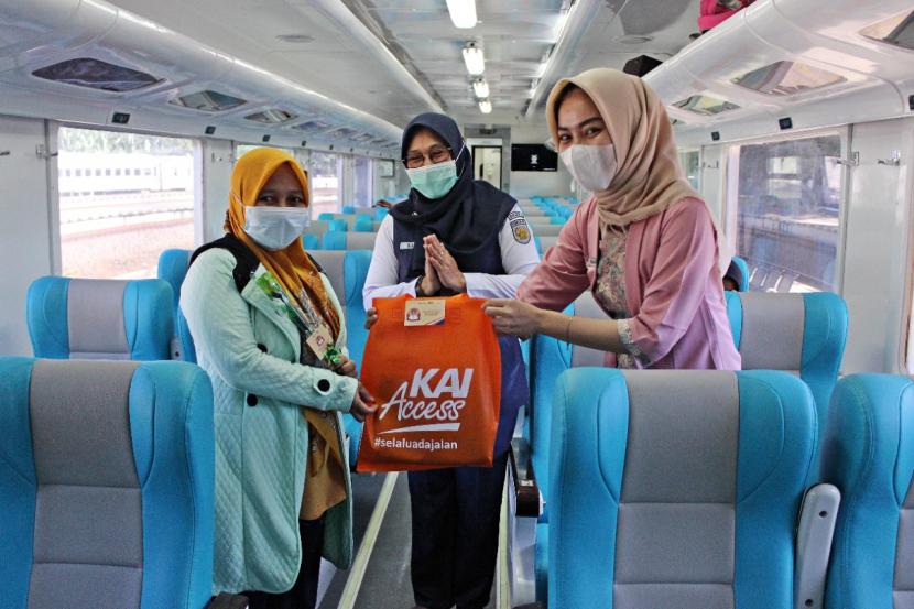 Memperingati Hari Kartini, PT KAI Daop 3 Cirebon membagikan 100 paket souvenir menarik kepada para penumpang perempuan kereta api (KA). Kegiatan itu dilakukan di Stasiun Cirebon dan Stasiun Cirebon Prujakan, Rabu (21/4). 
