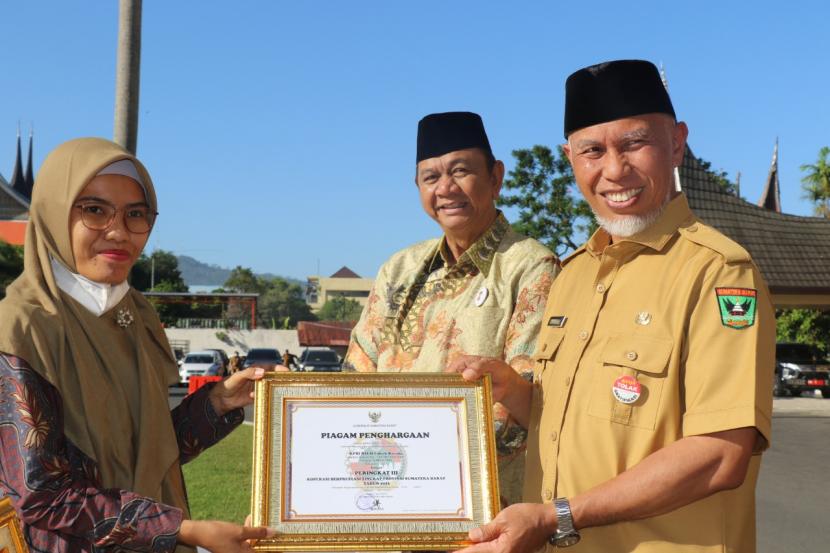 Memperingati Hari Koperasi Nasional ke-75, Senin (18/7/2022), Gubernur Provinsi Sumatera Barat (Sumbar), Buya Mahyeldi, mengajak kepada seluruh lapisan masyarakat untuk kembali merefleksikan cita-cita Bung Hatta dalam memajukan koperasi di Indonesia. 