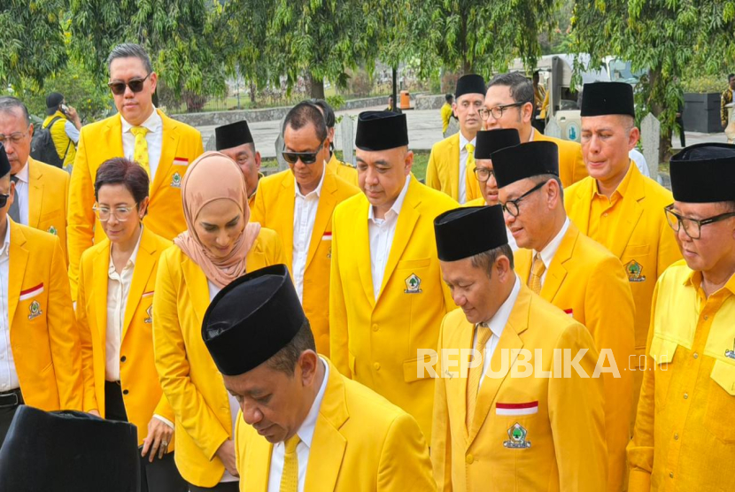 Memperingati Hari Lahir ke-61, Partai Golkar menegaskan komitmen melanjutkan semangat pengabdian dan perjuangan kebangsaan melalui ziarah ke Taman Makam Pahlawan (TMP) Kalibata, Jakarta Selatan, Senin (20/10/2025).